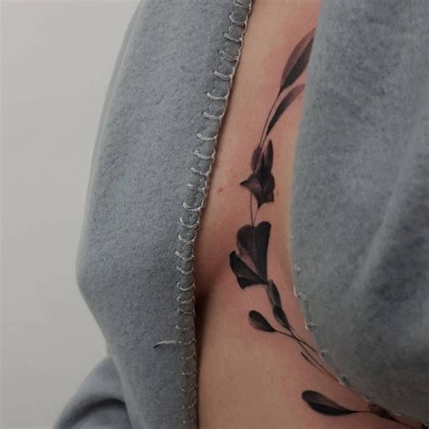 tattoo entre los senos|Tattoo entre les seins